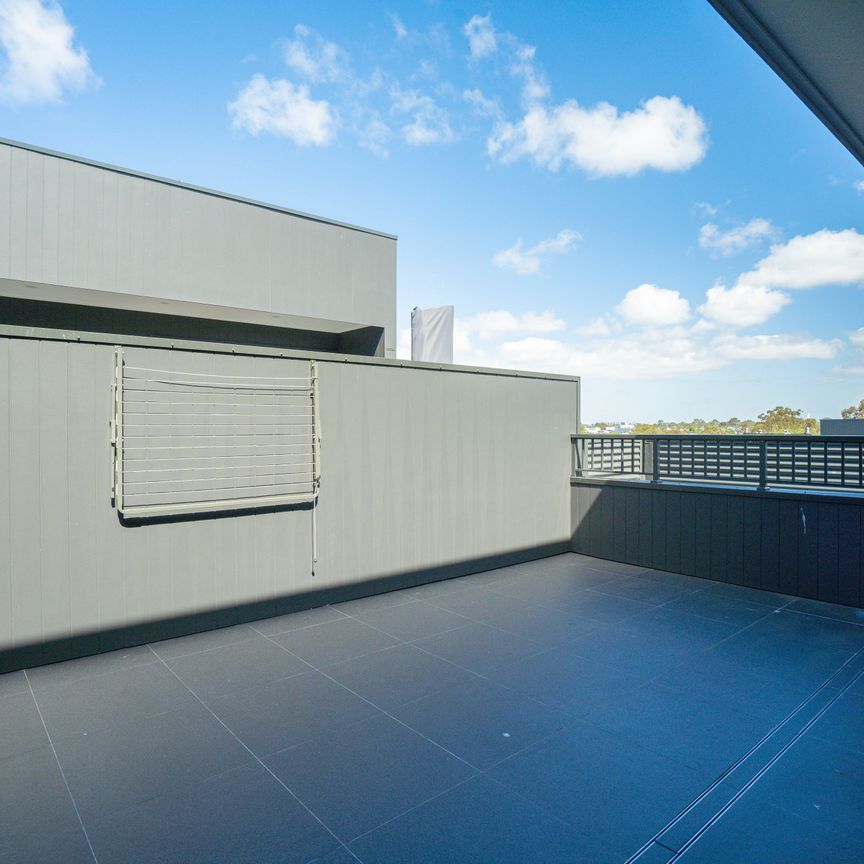 YARRAVILLE PLACE - Near new Tri-Level Townhouse in the Heart of Yarraville - Photo 1