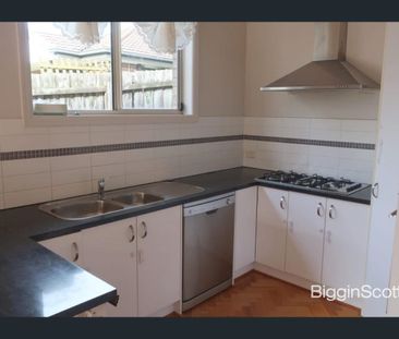 Comfortable and Well-Maintained Home in a Quiet Chadstone Location - Photo 1