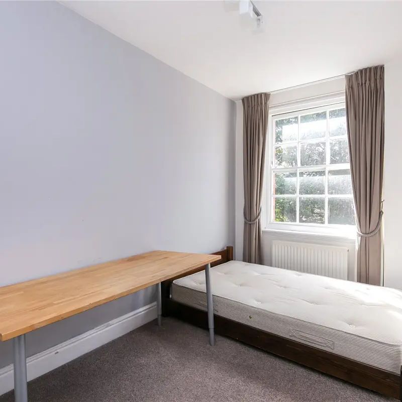 2 bedroom flat in Grove End Road - Photo 1