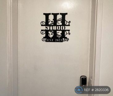 1 bedroom in a house share to rent - Photo 3