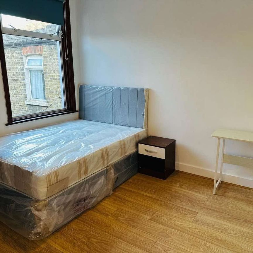 Room in a Shared House, Shrewsbury Road, E7 - Photo 1
