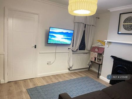 3 bedroom end of terrace house to rent - Photo 2