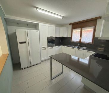 Einfamilienhaus mit 7.5 Zimmern, privatem Garten und 2 Parkplätzen - Photo 3