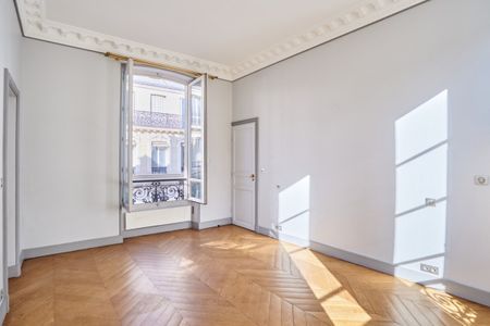 Appartement en location- Paris 16ème - 5 chambres- Avenue Marceau/Place des Etats-Unis - Photo 2