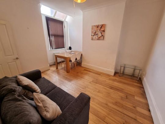 4 bedroom terraced house to rent - Photo 1