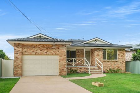 Immaculate family home moments to the waterfront reserve - Photo 4