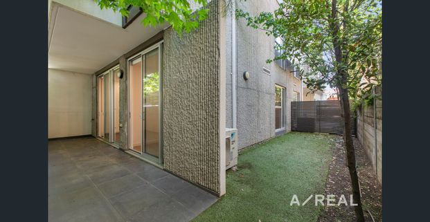 A modern two bedroom apartment . - Photo 1