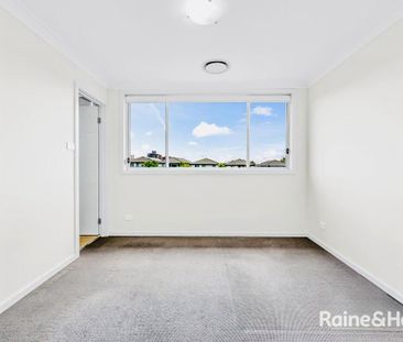 Contemporary Four-Bedroom Home Close to Transport & Shops - Photo 5