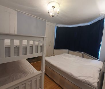 2 Bed Flat, Alexandra Road, NW4 - Photo 2