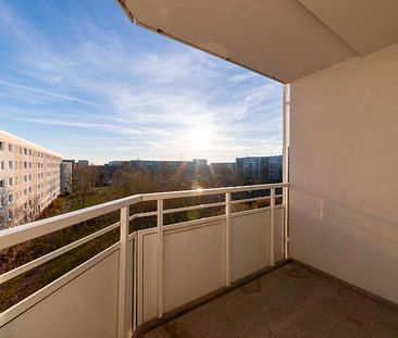 Einziehen und Wohlfühlen! Kleine 2-Raumwohnung mit Dusche, Balkon, Aufzug - Photo 1