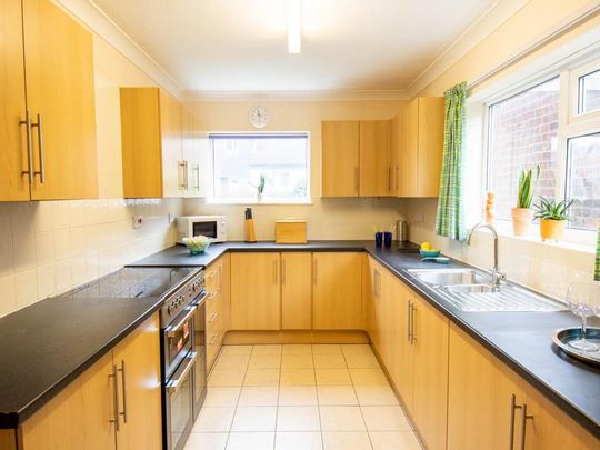 1 bedroom in a house share to rent - Photo 1