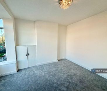 3 bedroom end of terrace house to rent - Photo 4