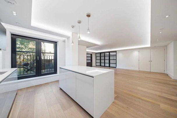 A modern two bedroom apartment on Kensington Garden Square, situated just a short walk from Kensington Gardens. - Photo 1