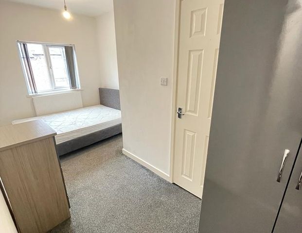 Long Street Room 3 - Photo 1