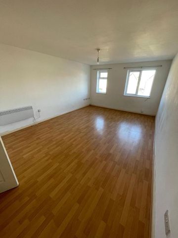 3 bedroom flat to rent - Photo 4