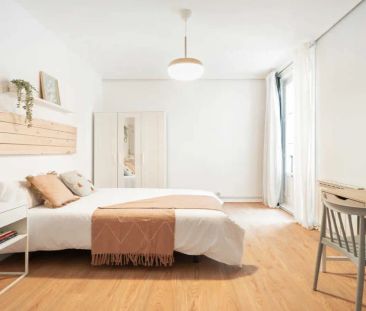 Room in a shared 7-bedroom apartment for rent in Universidad - Photo 5