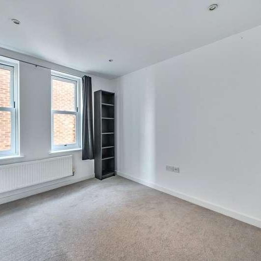 The Avenue, Worcester, KT4 - Photo 1