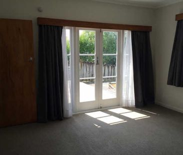 Family home with three bedrooms and one bathroom. - Photo 2