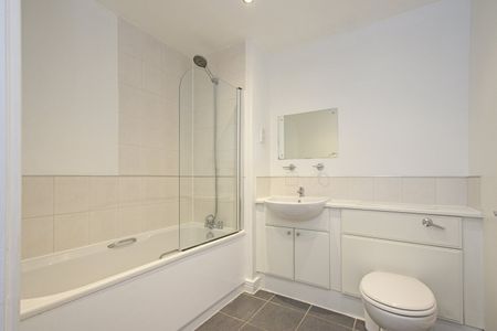 Flat to rent - Erebus Drive, London, SE28 - Photo 4