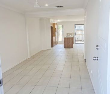 4 BEDROOM 2 BATH TOWNHOUSE WITH DUCTED AIR - Photo 2