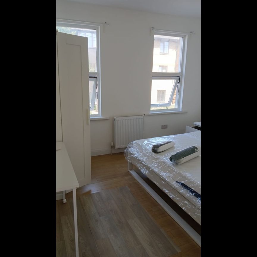 3 Bed Detached House, London, E15 - Photo 1