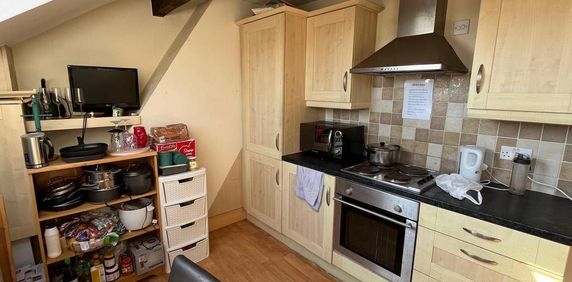 1 bedroom in a house share to rent - Photo 2