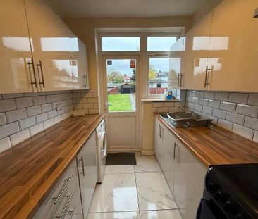 3 bedroom end of terrace house to rent - Photo 5