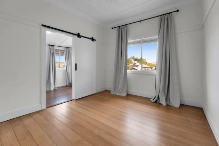 “IMMACULATELY PRESENTED - GREAT POSITION” - Photo 3