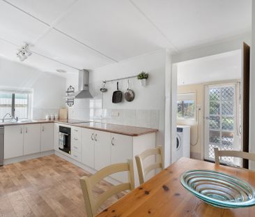 Open the Door To Character and Small Town Atmosphere - Photo 4