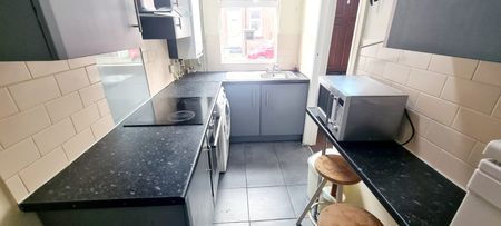 3 Bed - 29 Harold Place, Hyde Park, Leeds - LS6 1PQ - Student - Photo 5