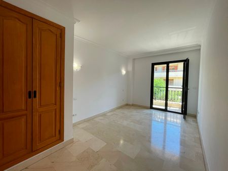 Apartamento primera planta sin amueblar, 3 dormitorios, parking, al lado del mar, El Molinar. - Photo 2