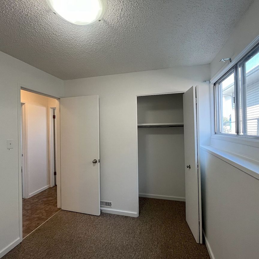 420 Sabrina Road Southwest, Calgary - Photo 1