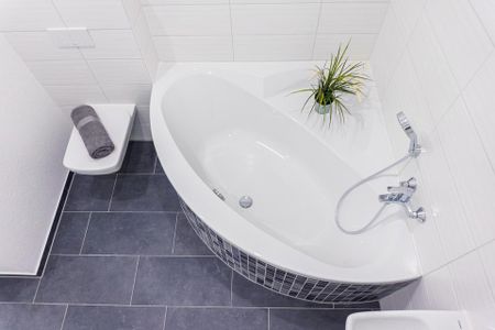 Geräumige 2-Raum-Wohnung mit Eckbadewanne - Foto 2