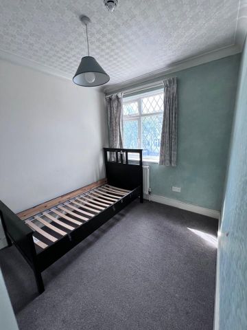 6 Bed Semi-Detached House, Mount Drive, HA2 - Photo 3