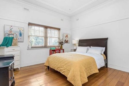 Sun Filled Deco On The Hill – Access from Gurner Street - Photo 2