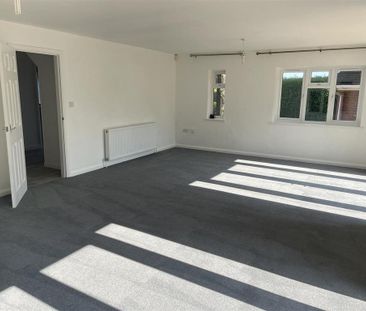 4 bedroom detached house to rent - Photo 3