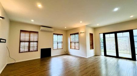 Stunning & Modern Home in Quiet Neighborhood - Photo 3