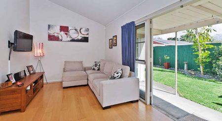 Central 2 bedroom home with lovely garden - Photo 5