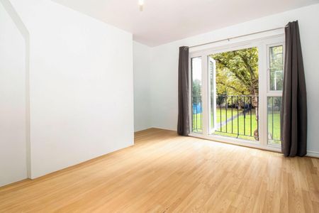 3 bedroom Flat To Let - Photo 3