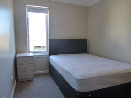 3 bedroom flat to rent - Photo 5
