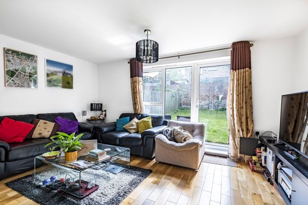 Empire Close, London, SE7 - Photo 1