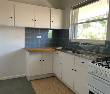 Cosy One-Bedroom in leafy in North Melbourne - Photo 5