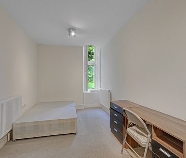 Spacious 4-Bed, 4-Bath Student Flat with Large Communal Garden & Fr... - Photo 5