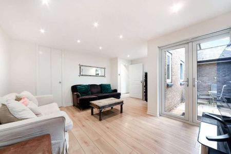 Spacious and well laid out 3 bedroom house to rent in Wapping. - Photo 2