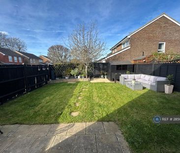 4 bedroom semi-detached house to rent - Photo 4