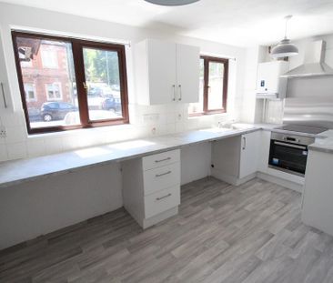 2 bedroom semi-detached house to rent - Photo 4