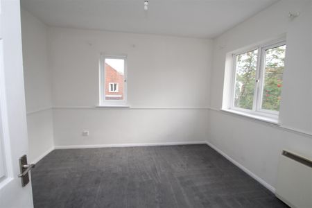 The Lawns, Hemel Hempstead, HP1 2TF, Herts - Photo 2