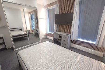 4 bedroom terraced house to rent - Photo 3