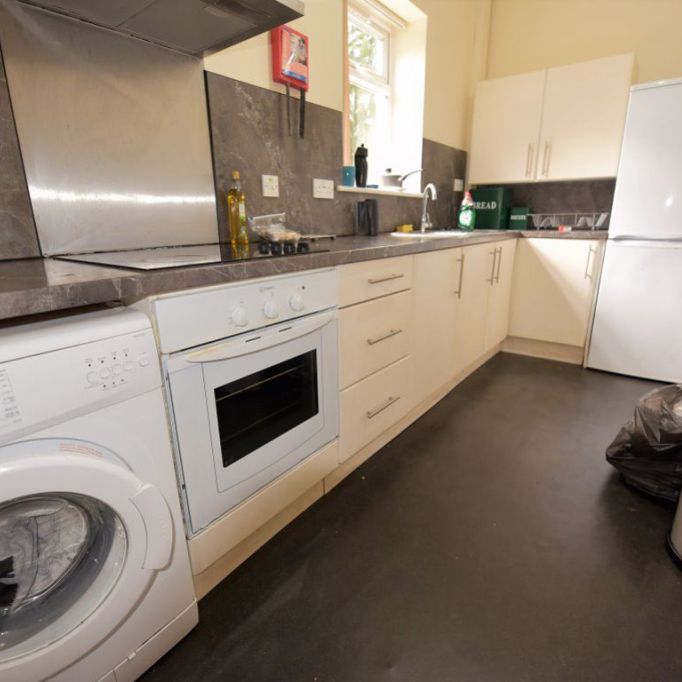 3 bedroom Flat in 1 Low Close Street, Leeds - Photo 1