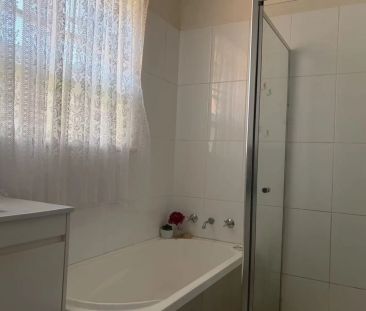 Spacious & Convenient 2-Bedroom Villa with Double Garage, Close to ... - Photo 2